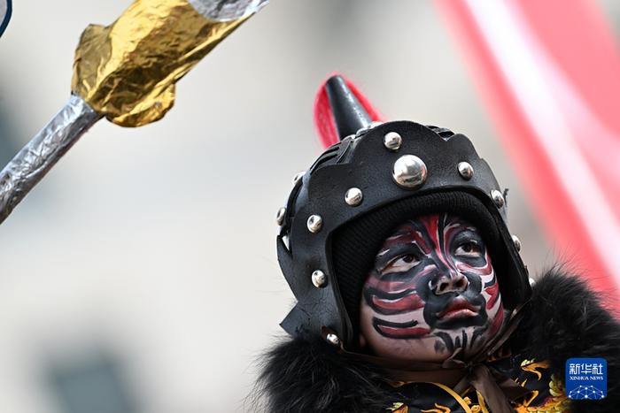 2月19日，在青海省西宁市，小演员在社火巡游活动中表演。新华社记者 张宏祥 摄