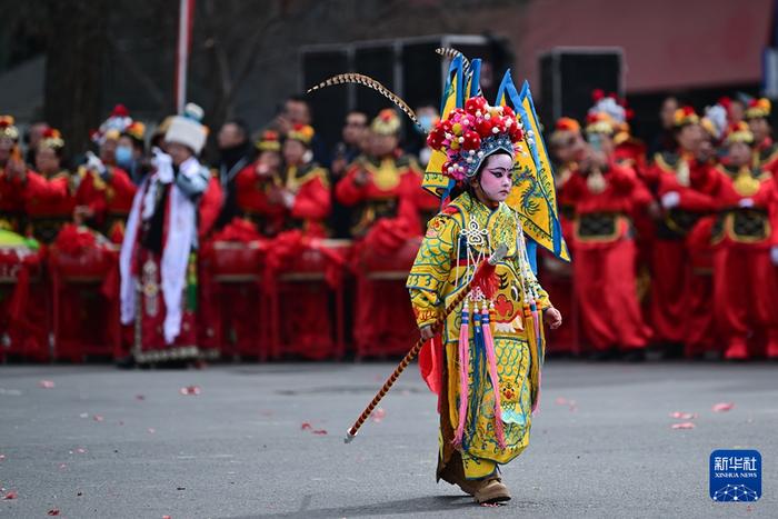 2月19日，在青海省西宁市，小演员在社火巡游活动中表演。新华社记者 张龙 摄