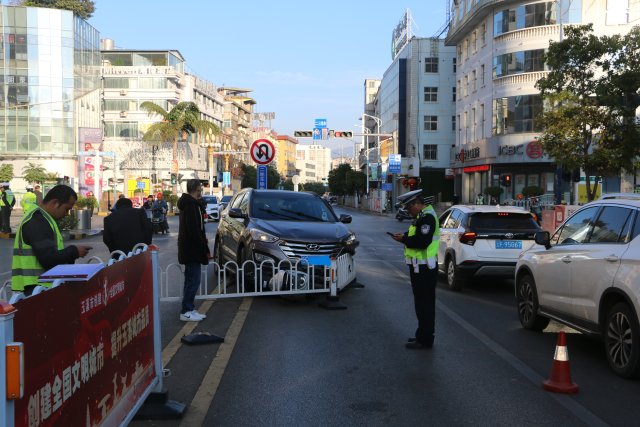 一男子酒后驾车在玉溪市区狂飙连撞多车 (2).JPG
