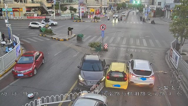 一男子酒后驾车在玉溪市区狂飙连撞多车 (1).jpg