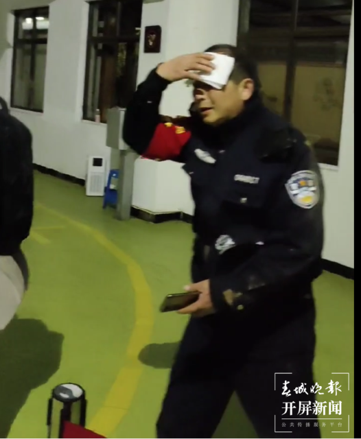 (采访传编辑)海拔3248米上的“生死时速”!为救危重病,民警摔破头满脸血…… (7).png