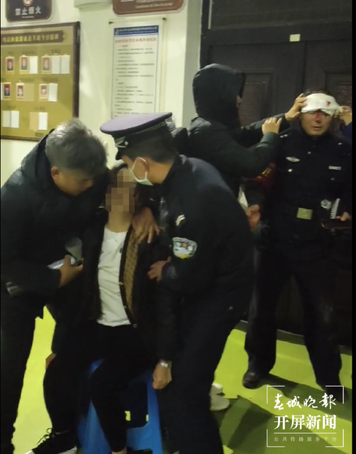 （采访传编辑）海拔3248米上的“生死时速”！为救危重病，民警摔破头满脸血…… (1).png