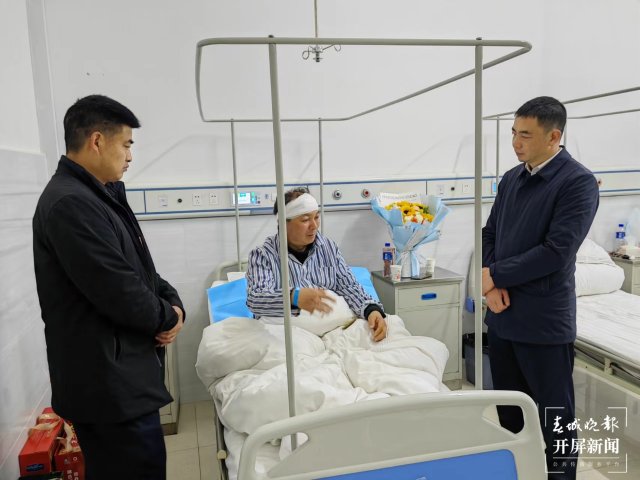 (采访传编辑)海拔3248米上的“生死时速”!为救危重病,民警摔破头满脸血…… (1).jpg