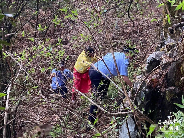 (采访传编辑)海拔3248米上的“生死时速”!为救危重病,民警摔破头满脸血…… (2).png