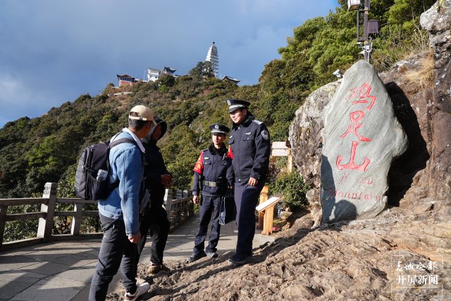 (采访传编辑)海拔3248米上的“生死时速”!为救危重病,民警摔破头满脸血…… (3).jpg