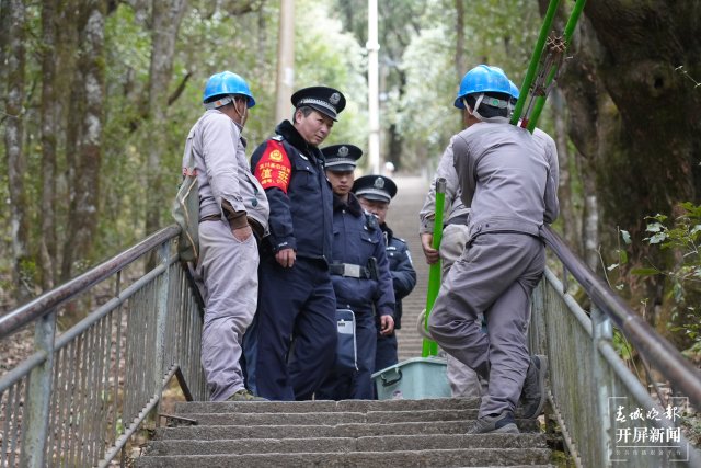 (采访传编辑)海拔3248米上的“生死时速”!为救危重病,民警摔破头满脸血…… (2).jpg