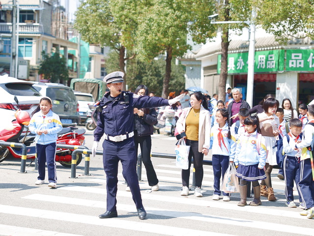 “警”然有序，“护”你平安！凤庆公安全力护航开学季