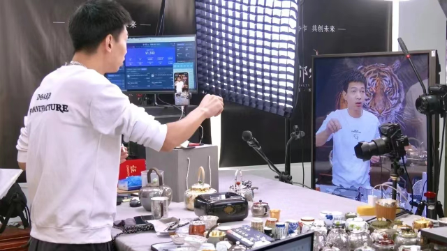 工作人员在进行电商直播.png