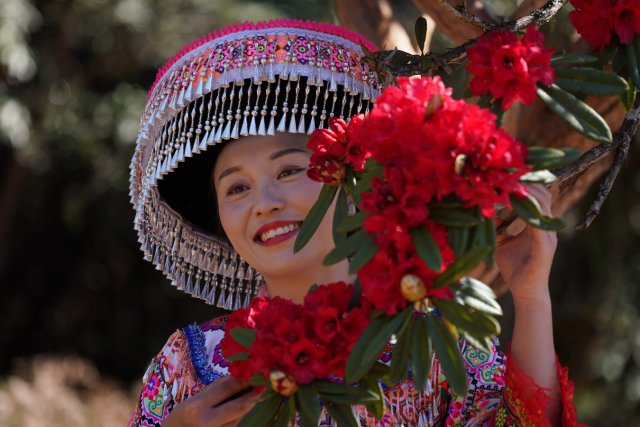 当地群众到利东山踏春赏花 刘子安摄 (9).JPG