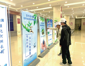 市民参观宣传海报 ■ 都市时报全媒体记者 张小燕 市民参观宣传海报 ■ 都市时报全媒体记者 张小燕