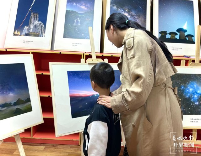 家长带孩子看星空摄影(30805051)-20240402141330.jpg