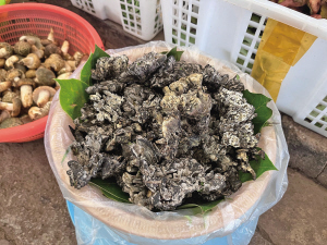 　昨天在木水花售卖的干巴菌 ■ 都市时报全媒体记者 杨文爽