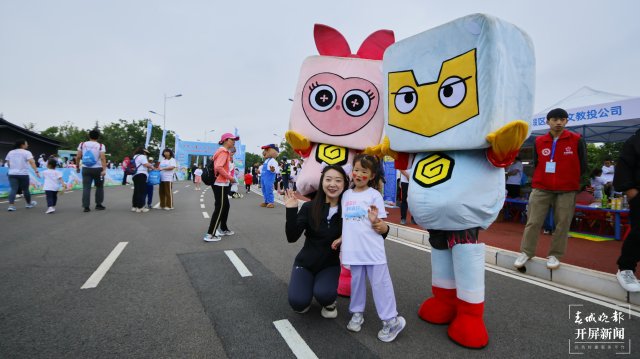 （采访传编辑）解锁别样“六一”！昆明千名亲子乐跑滇池畔1.JPG