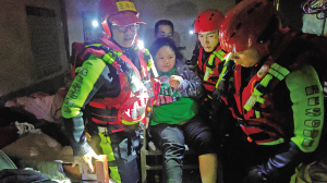 消防救援人员救助群众 供图 消防救援人员救助群众 供图