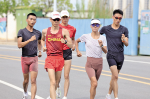 张俊（左二）正在备战奥运会 供图