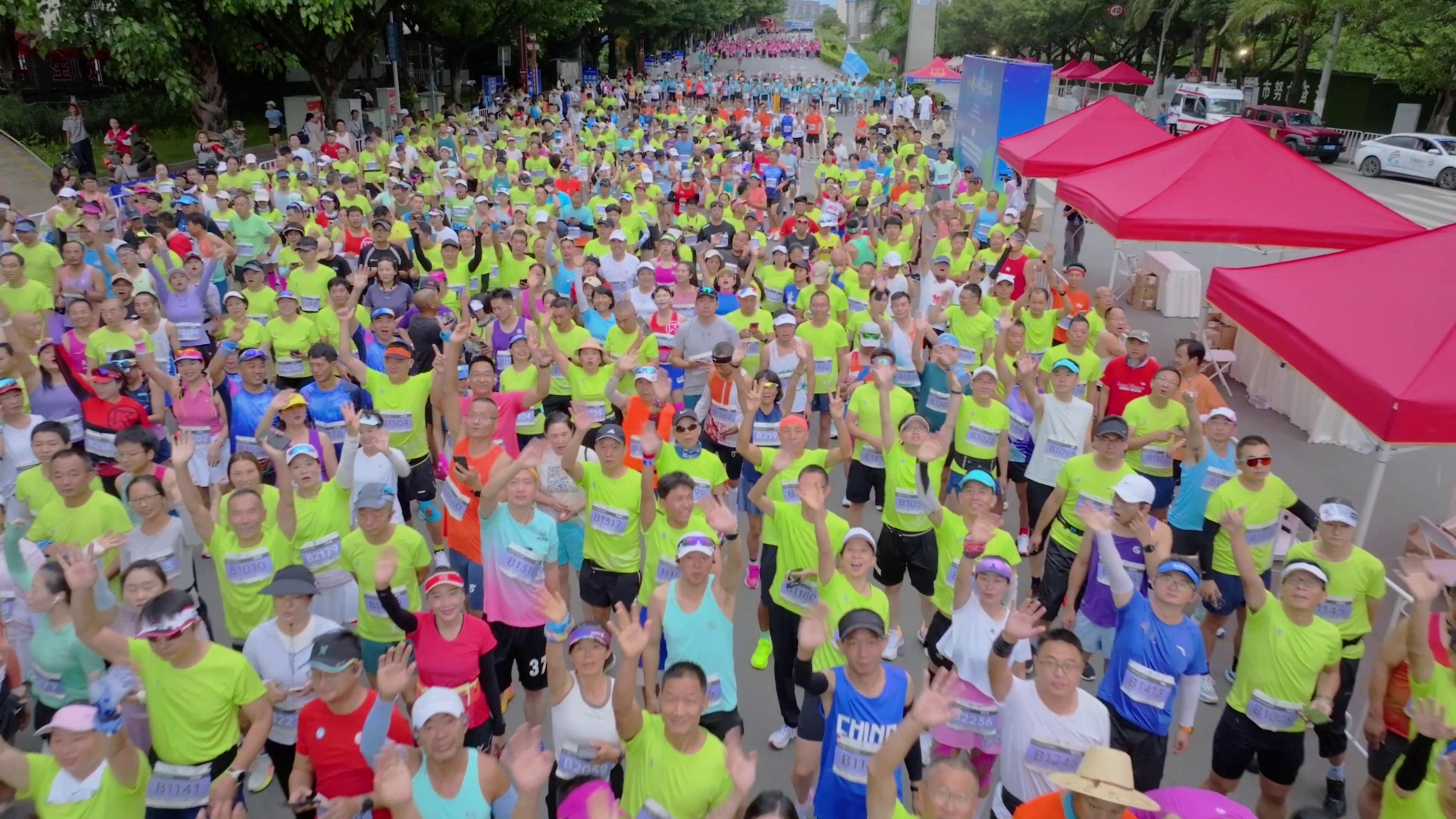 2024怒江州峡谷马拉松在泸水市激情开跑