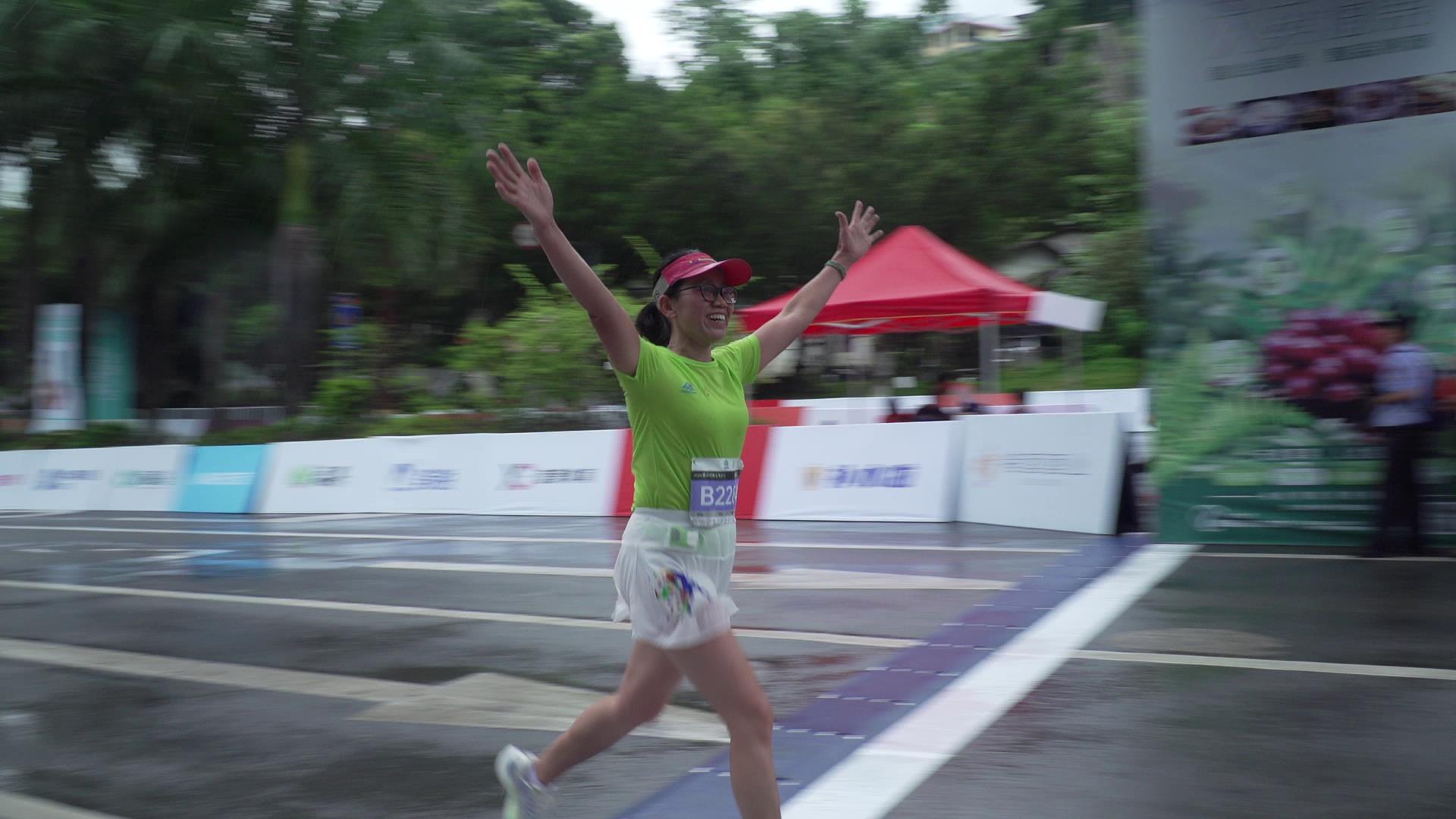 2024怒江州峡谷马拉松在泸水市激情开跑