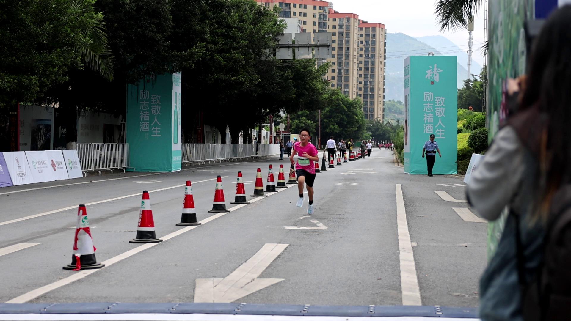 2024怒江州峡谷马拉松在泸水市激情开跑