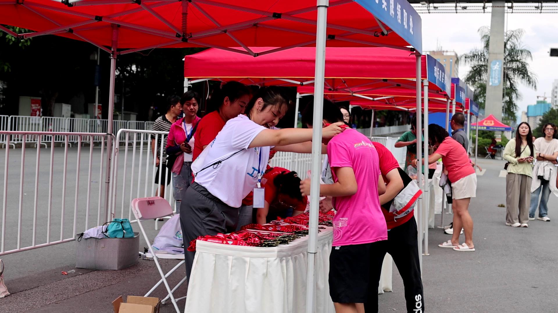 2024怒江州峡谷马拉松在泸水市激情开跑