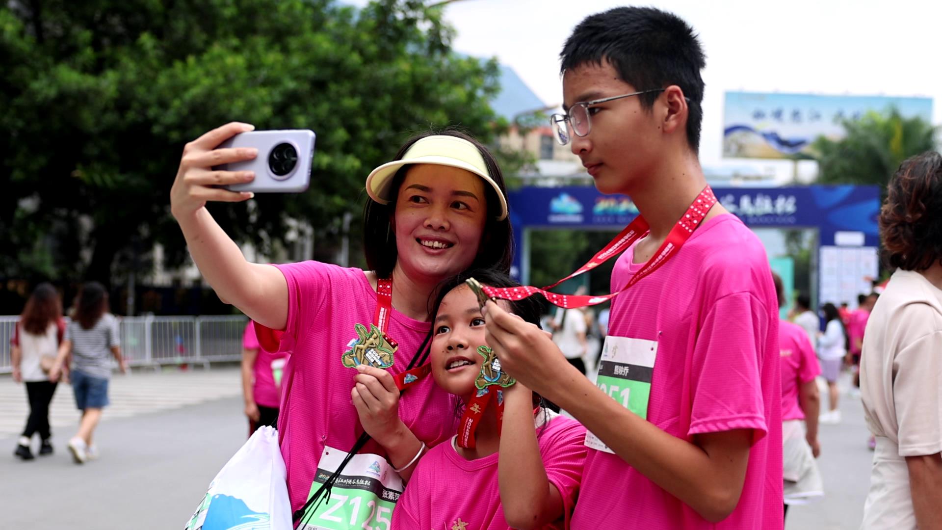 2024怒江州峡谷马拉松在泸水市激情开跑