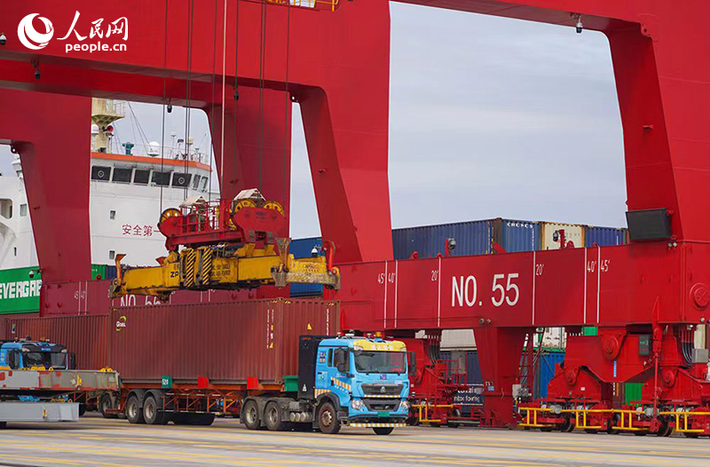 5月22日,宁波舟山港梅山港区智能集卡正在作业。人民网 章勇涛摄