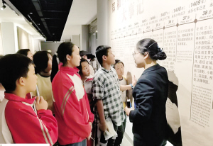 学生在听郑和文化的讲解 学生在听郑和文化的讲解