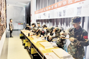 学生在晋宁区博物馆体验拓印 学生在晋宁区博物馆体验拓印