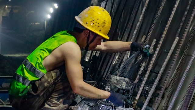 渝昆高铁炳辉隧道建设再获新突破1.jpg