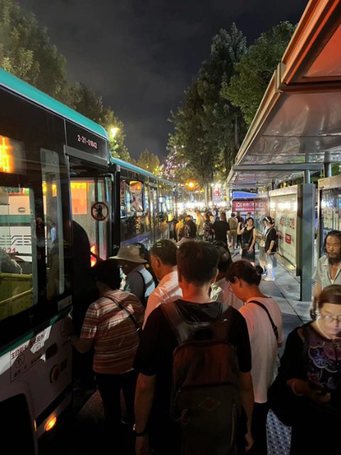 （采访传编辑）中秋假期大观奇妙夜开园首日，昆明公交共服务3.5万余名观展群众1.jpg