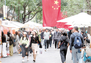 “聿山书集”吸引来众多游客。记者李海曦摄