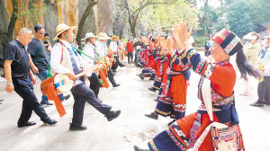 石林风景区内，各族同胞一起载歌载舞。