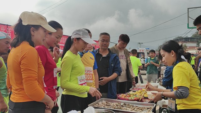 11月3日比赛终点志愿者为参赛人员提供补给服务.jpg