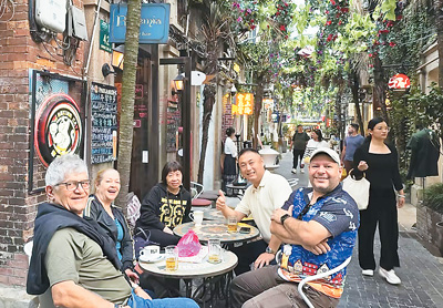 哥伦比亚游客在上海田子坊体验休闲生活。 哥伦比亚游客在上海田子坊体验休闲生活。