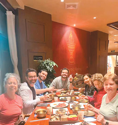 巴西游客在四川九寨沟藏餐厅品尝美食。 巴西游客在四川九寨沟藏餐厅品尝美食。