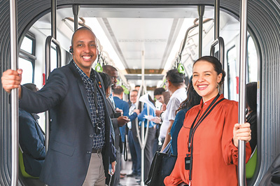 拉美和加勒比国家驻华使节、机构代表和记者在襄阳腾龙汽车有限公司参访。 拉美和加勒比国家驻华使节、机构代表和记者在襄阳腾龙汽车有限公司参访。