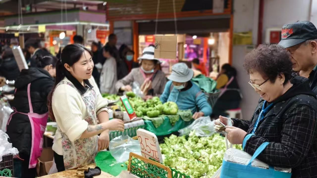 （拓展传编辑）走！记者带你逛菜市场3.jpg
