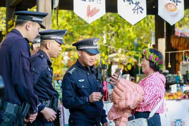 游客向民警问路（番正举摄）.jpg