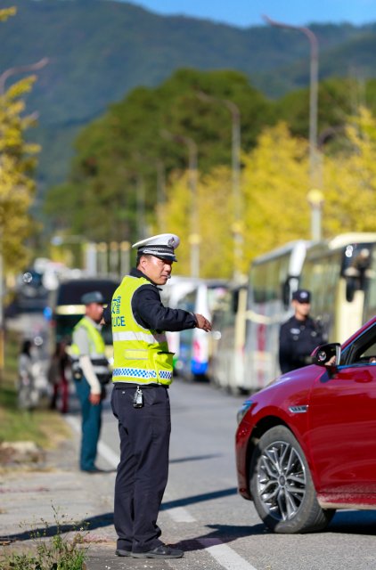 景区执勤民警进行疏导交通、分流车辆（番正举摄）.jpg