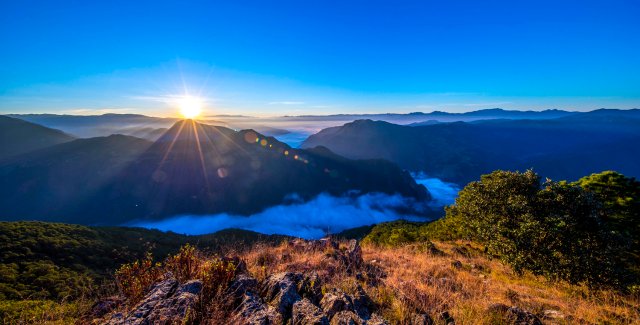 俯瞰云雾缭绕的青山（龙陵碧寨乡） 尹磊摄.jpg