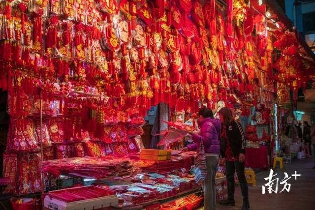 珠海市民忙着购买春联迎接春节。 南方拍客 陈烁明 摄