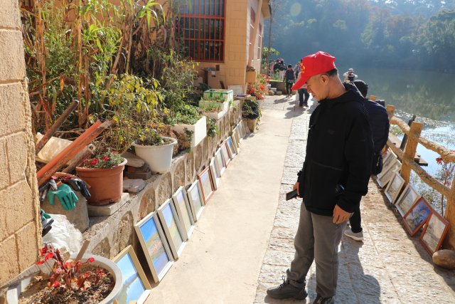 游客在观赏洼垤风景照片.JPG