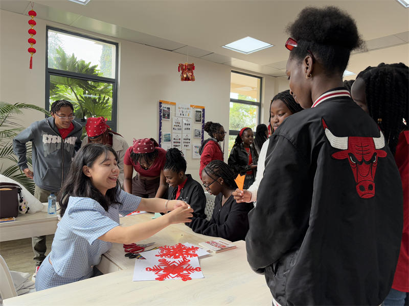 布鲁克豪斯学校中国剪纸展示。埃格顿大学孔子学院供图