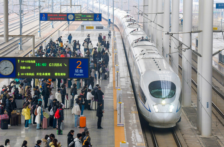 Passengers wait to board a train at Luoyang Longmen Railway Station in Luoyang, central China's Henan Province, Feb. 22, 2025. (Photo by Zhang Yixi/Xinhua)