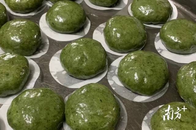 翠绿的艾粄散发着艾草的清香。