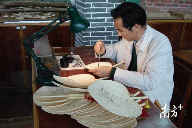 广东省工艺美术大师、新会葵艺的国家级代表性传承人正在制作葵艺扇。