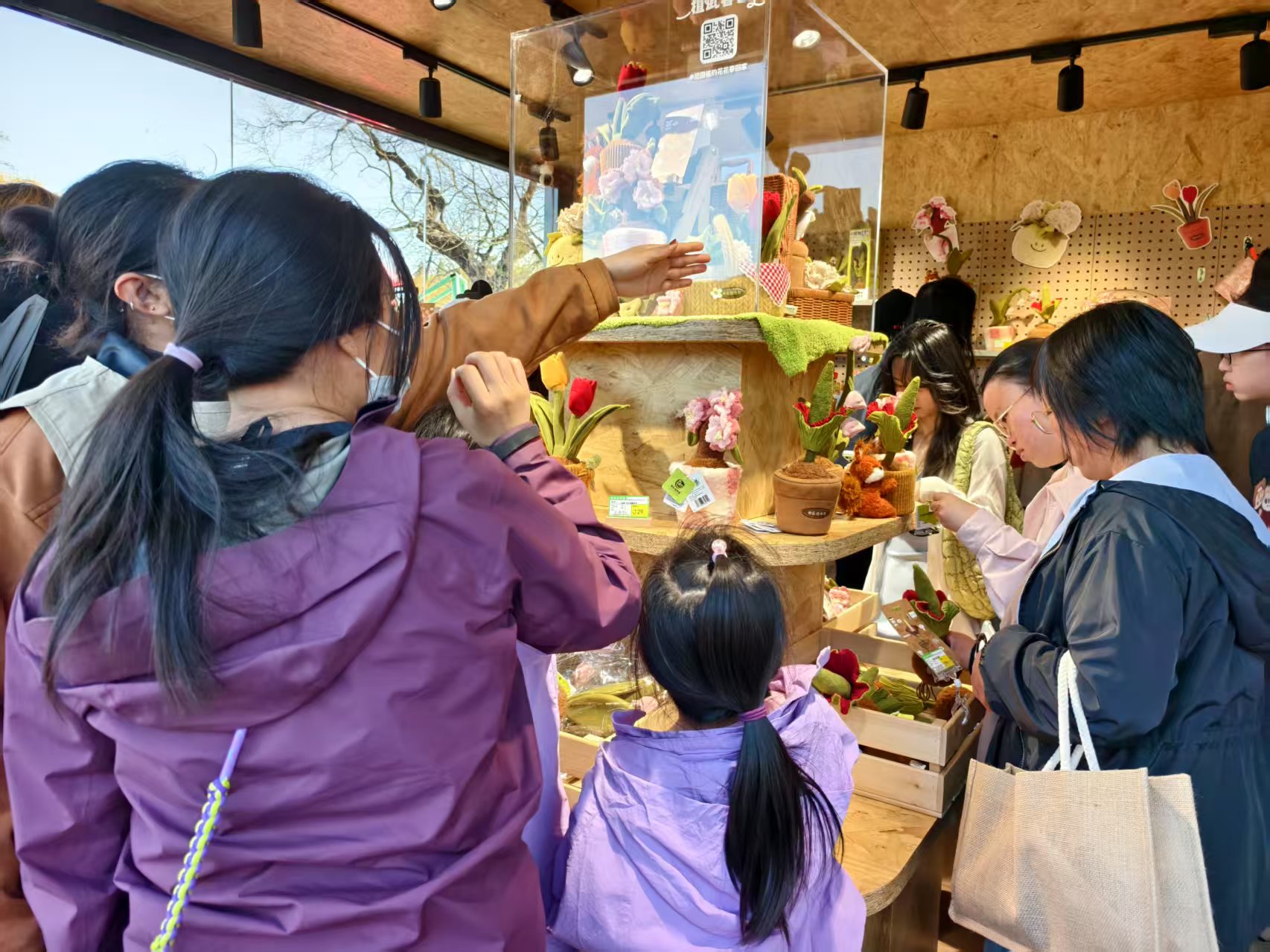 游客在国家植物园购买植物毛绒玩具。人民网记者 乔业琼摄