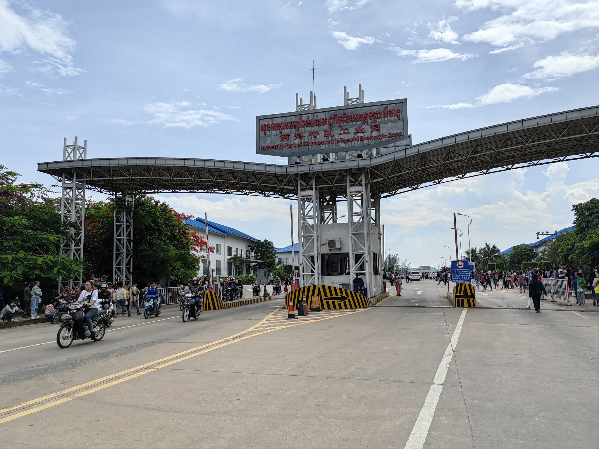 当地时间2023年5月22日，西哈努克港经济特区工人下班情景。