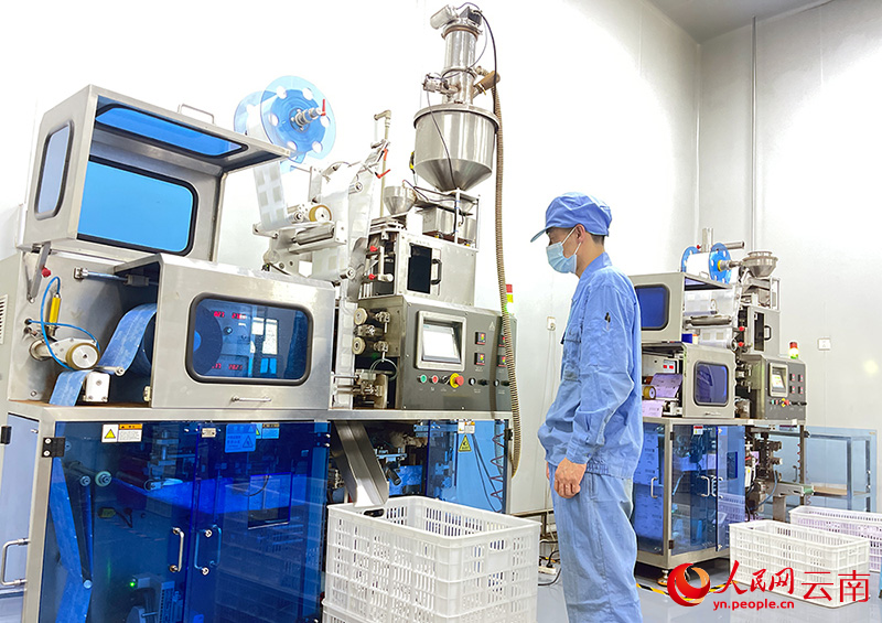 云南巴莱咖啡有限公司的厂房内，工作人员正在操作机器设备。人民网记者-程浩摄