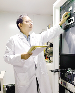 闻明开展靶材镀膜实验。 供图 闻明开展靶材镀膜实验。 供图