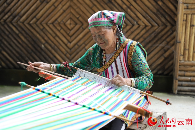 图为独龙族群众在编织独龙毯。人民网记者 李发兴摄